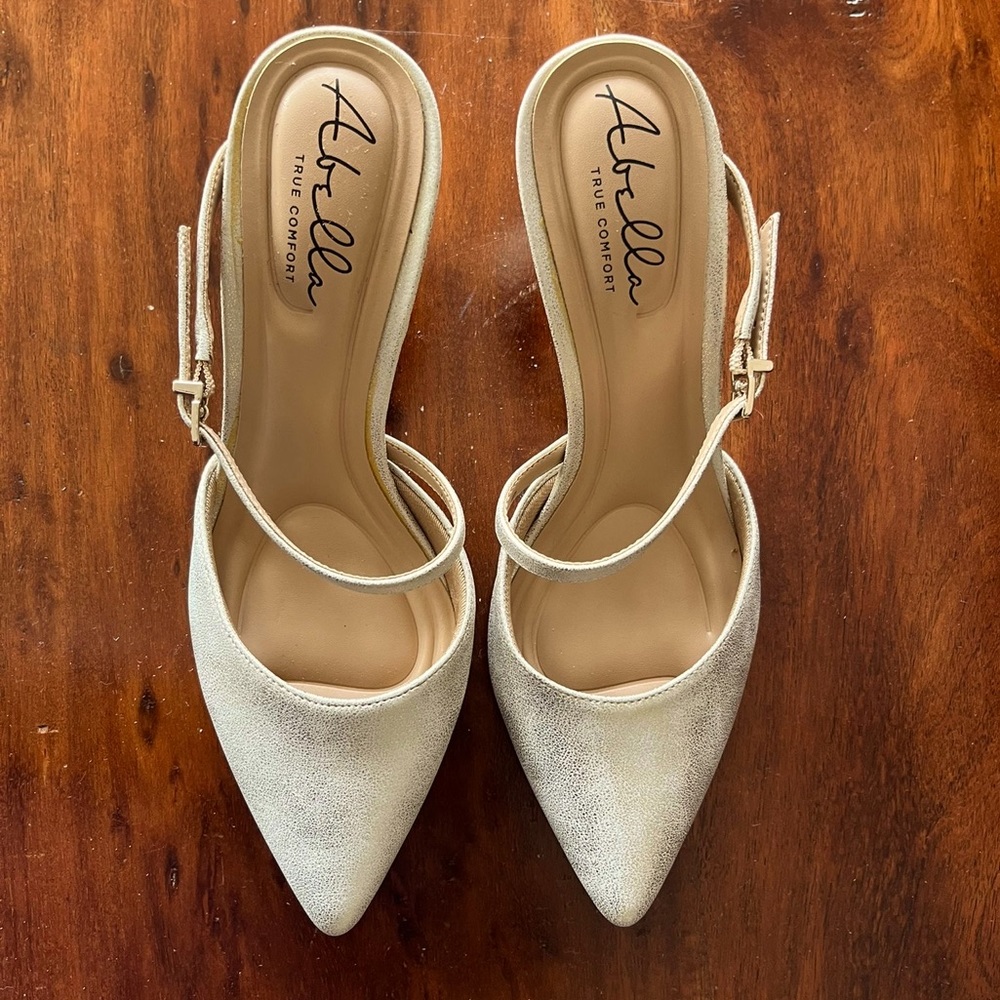 Abella closed toe hills, brushed gold, size 7, true comfort, brand new